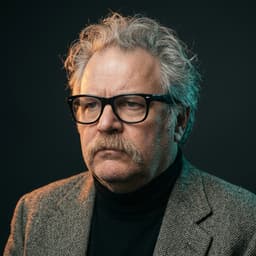 Dino — fictieve senior art director uit The Seam (AI-gegenereerd portret)